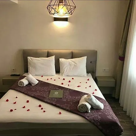 לינה וארוחת בוקר Ocean Suites Akbük